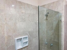 Spacious And Modern Look 3Br Bellezza Apartment