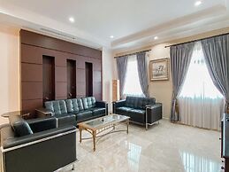 Spacious And Modern Look 3Br Bellezza Apartment
