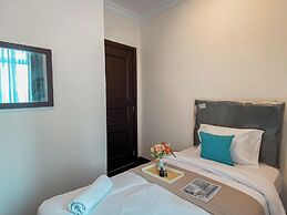 Spacious And Modern Look 3Br Bellezza Apartment