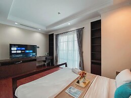 Spacious And Modern Look 3Br Bellezza Apartment