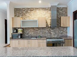 Spacious And Modern Look 3Br Bellezza Apartment