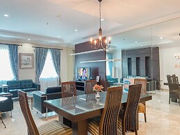 Spacious And Modern Look 3Br Bellezza Apartment