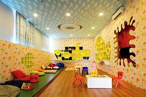 Spacious And Modern Look 3Br Bellezza Apartment