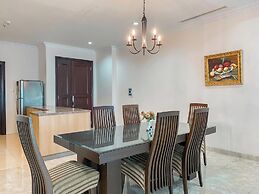 Spacious And Modern Look 3Br Bellezza Apartment