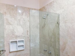 Spacious And Modern Look 3Br Bellezza Apartment