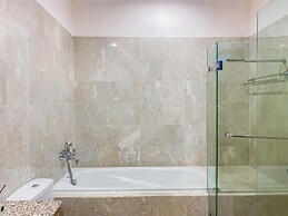 Spacious And Modern Look 3Br Bellezza Apartment