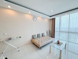 Restful And Simple 2Br At The Via And The Vue Apartment