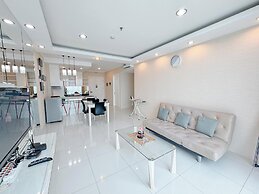 Restful And Simple 2Br At The Via And The Vue Apartment