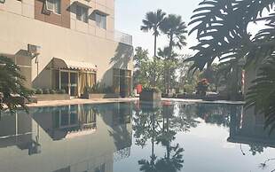 The Artisan Abode Studio Room At Pinewood Apartment