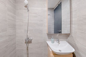 Homey And Good Place 2Br At Collins Boulevard Apartment