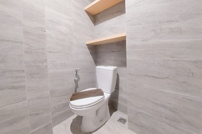 Homey And Good Place 2Br At Collins Boulevard Apartment