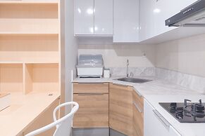 Homey And Good Place 2Br At Collins Boulevard Apartment