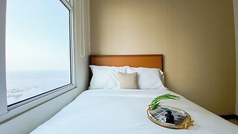 Homey And Comfort 2Br Green Bay Condominium Apartment