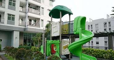 Homey And Comfort 2Br Green Bay Condominium Apartment