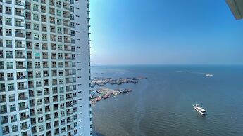 Homey And Comfort 2Br Green Bay Condominium Apartment