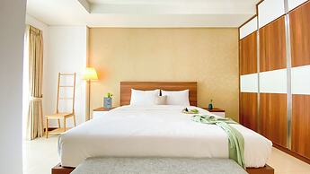 Homey And Comfort 2Br Green Bay Condominium Apartment