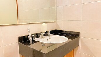 Homey And Comfort 2Br Green Bay Condominium Apartment