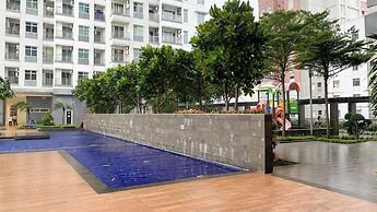 Homey And Comfort 2Br Green Bay Condominium Apartment