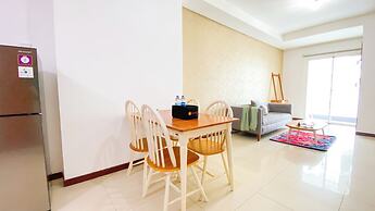 Homey And Comfort 2Br Green Bay Condominium Apartment