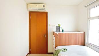 Homey And Comfort 2Br Green Bay Condominium Apartment