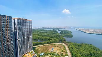 Comfort And Great Location Studio At Gold Coast Apartment