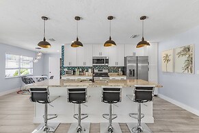 Soak Up The Sun - Saltwater Pool, Spacious Fenced-in Backyard, 3 Bedro