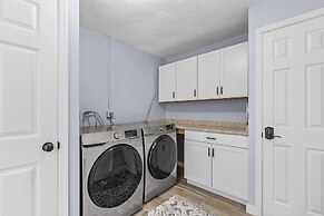 Soak Up The Sun - Saltwater Pool, Spacious Fenced-in Backyard, 3 Bedro