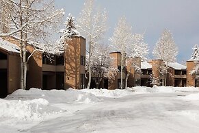 Steps to Ski Trails! Stay at Park Avenue 256 w/ Hot Tub & Pool