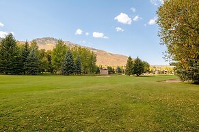 Steps to Ski Trails! Stay at Park Avenue 256 w/ Hot Tub & Pool