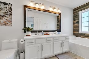 Modern 6br Haven W/ Playroom, Gym & Deck! 6 Bedroom Home