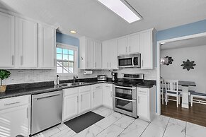 Modern 6br Haven W/ Playroom, Gym & Deck! 6 Bedroom Home