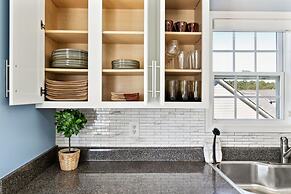 Modern 6br Haven W/ Playroom, Gym & Deck! 6 Bedroom Home