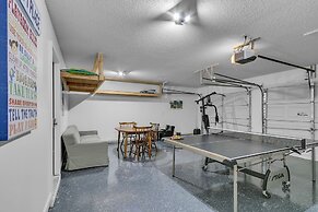 Modern 6br Haven W/ Playroom, Gym & Deck! 6 Bedroom Home