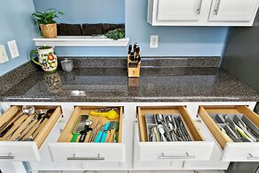 Modern 6br Haven W/ Playroom, Gym & Deck! 6 Bedroom Home