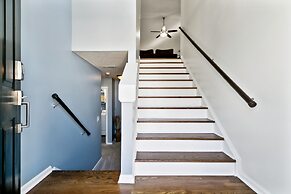 Modern 6br Haven W/ Playroom, Gym & Deck! 6 Bedroom Home