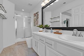 Modern 6br Haven W/ Playroom, Gym & Deck! 6 Bedroom Home