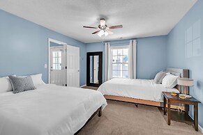 Modern 6br Haven W/ Playroom, Gym & Deck! 6 Bedroom Home