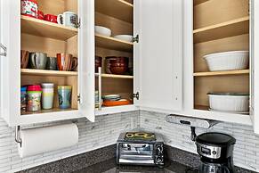 Modern 6br Haven W/ Playroom, Gym & Deck! 6 Bedroom Home