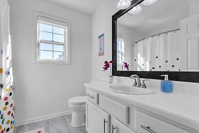 Modern 6br Haven W/ Playroom, Gym & Deck! 6 Bedroom Home