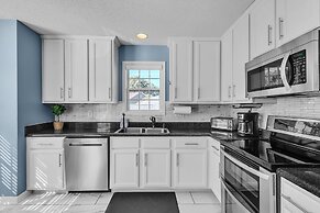 Modern 6br Haven W/ Playroom, Gym & Deck! 6 Bedroom Home