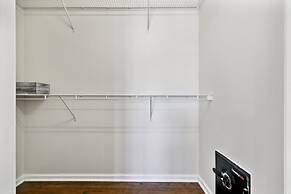 Modern 6br Haven W/ Playroom, Gym & Deck! 6 Bedroom Home