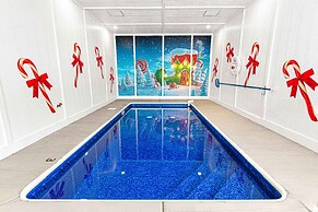 XmasCabins by SmokyStays - Christmas Themed Year Round