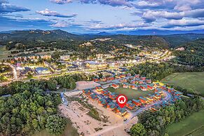 XmasCabins by SmokyStays - Christmas Themed Year Round