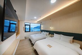 GEOJE-SI HOUND HOTEL JANGSEUNGPO