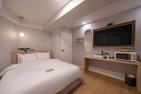 GEOJE-SI HOUND HOTEL JANGSEUNGPO