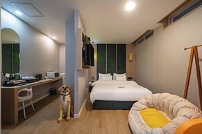 GEOJE-SI HOUND HOTEL JANGSEUNGPO