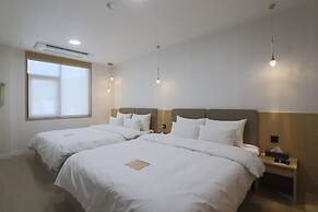 GEOJE-SI HOUND HOTEL JANGSEUNGPO