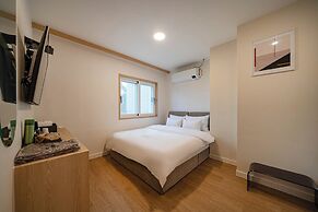 GEOJE-SI HOUND HOTEL JANGSEUNGPO