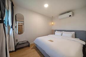 GEOJE-SI HOUND HOTEL JANGSEUNGPO