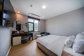 GEOJE-SI HOUND HOTEL JANGSEUNGPO